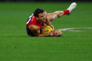 Hore re-signs