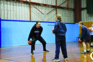 Braves run basketball clinic for primary students
