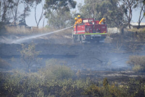 House threatened by bushfire