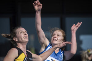 Roos keep premiership hopes alive