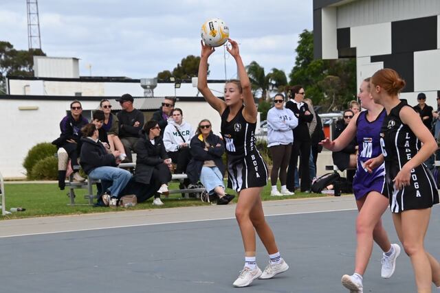 Magpies hold on to win thriller